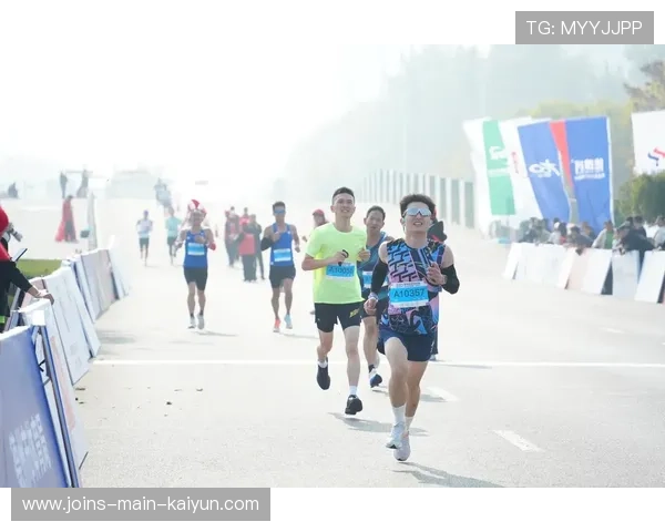 越野马拉松山顶冲线画面超美